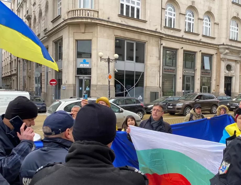 Скандирания "Тук не е Москва": Украински медии пишат за протеста пред Руската църква в София