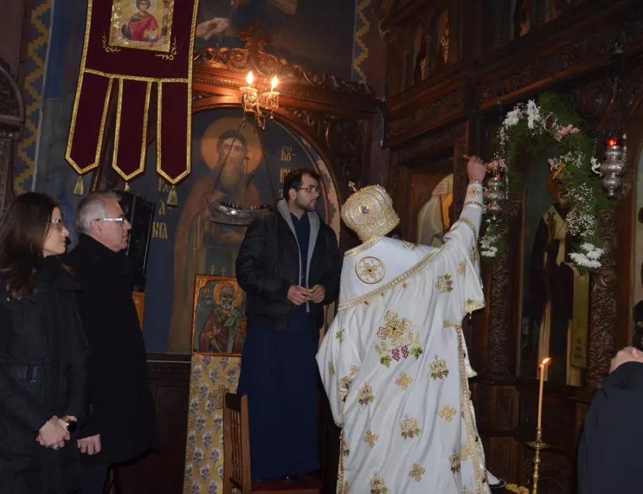 На Никулден във Видин запалиха светлините на сребърното кандило в митрополитската църква