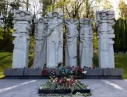 Не ни е нужно разрешение от ООН: В Литва разрушават най-големия си мемориал на съветските войници (СНИМКИ)