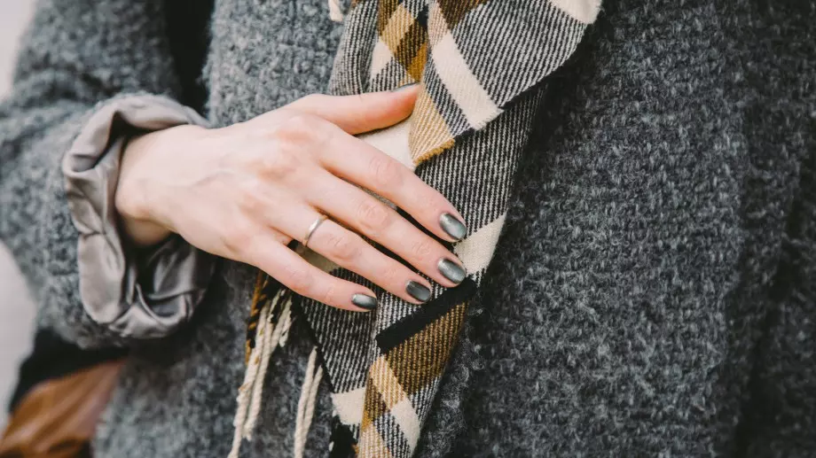 5 зимни цвята за нокти, които да опитате 