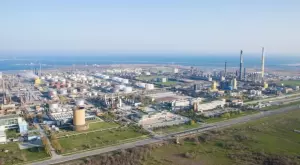 След протест: Рафинерията Petromidia в Румъния вдига заплатите на работниците