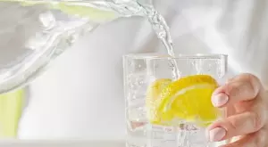Отслабва ли се наистина от пиенето на вода с лимон сутрин?