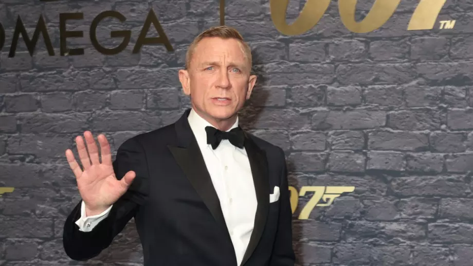 Виц на деня: Джеймс Бонд се прави на студент в СССР