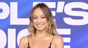 Оливия Уайлд се появи полугола на червения килим (СНИМКИ)