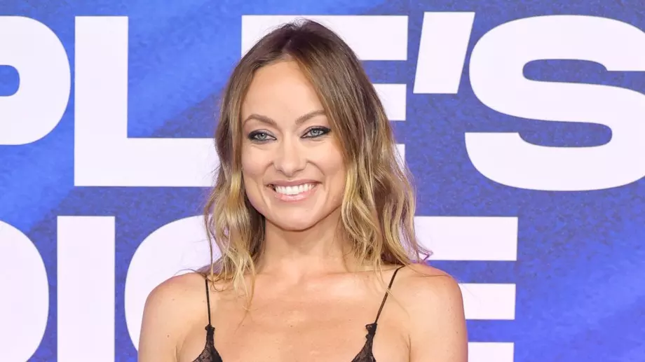 Оливия Уайлд се появи полугола на червения килим (СНИМКИ)