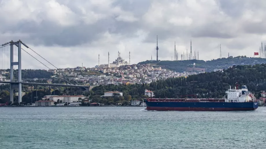 Опашка от танкери задръсти Босфора, Турция все още не ги пуска