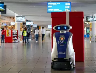 Робот почиства летище София