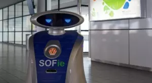 Първият роботизиран асистент за почистване започна работа на летище София