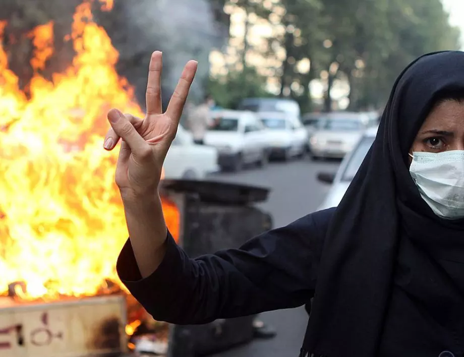 След екзекуцията на протестиращ в Иран - гражданите обещаха отмъщение (ВИДЕО)
