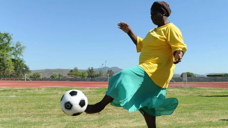 Заслужава шанс в Бразилия! Възрастна жена показа завидна техника с топка в крака (ВИДЕО)