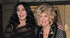 Почина майката на Шер