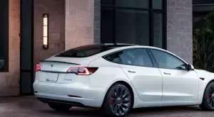 Tesla изтегля повече от 2 милиона превозни средства, за да поправи дефектна система