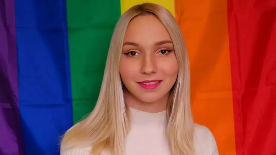 Еми Тротинетката се омъжи за двама (СНИМКА)