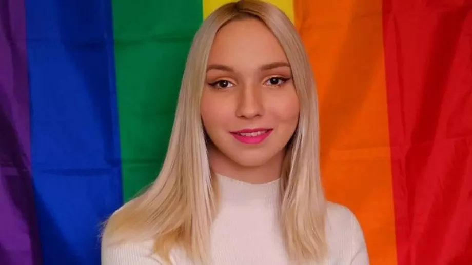 Емили Тротинетката смени религията - стана мюсюлманка (СНИМКИ)