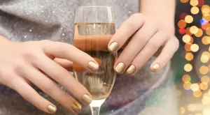6 идеи за празничен маникюр, с който да посрещнете 2023