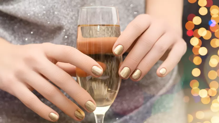 6 идеи за празничен маникюр, с който да посрещнете 2023