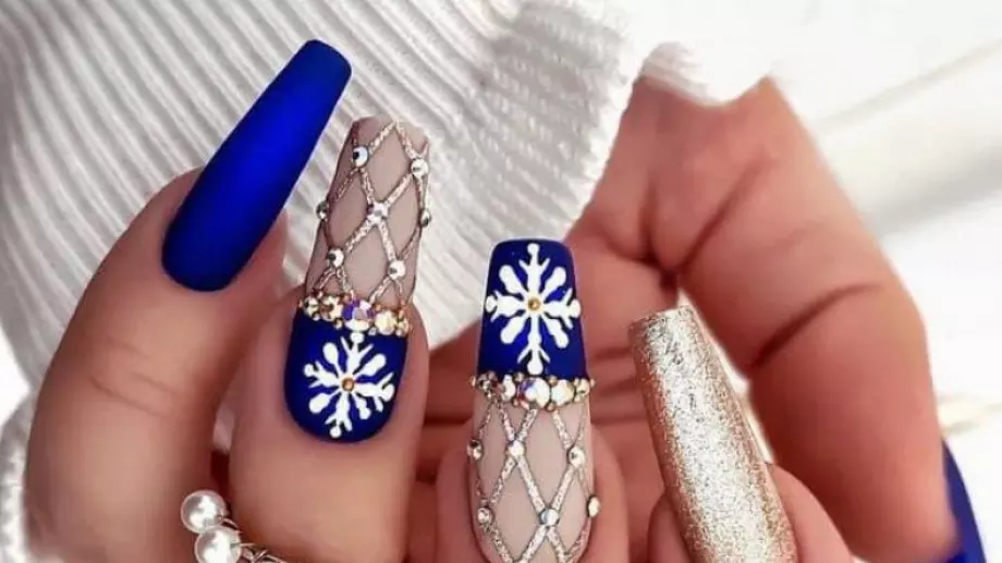 Страхотни идеи за коледен маникюр (СНИМКИ)
