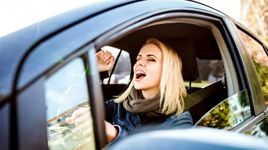 Женски виц за 13 януари 2024: Блондинка шофира по дефиле