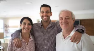 Виц на деня: Семейство Иванови търсят жена на сина си 