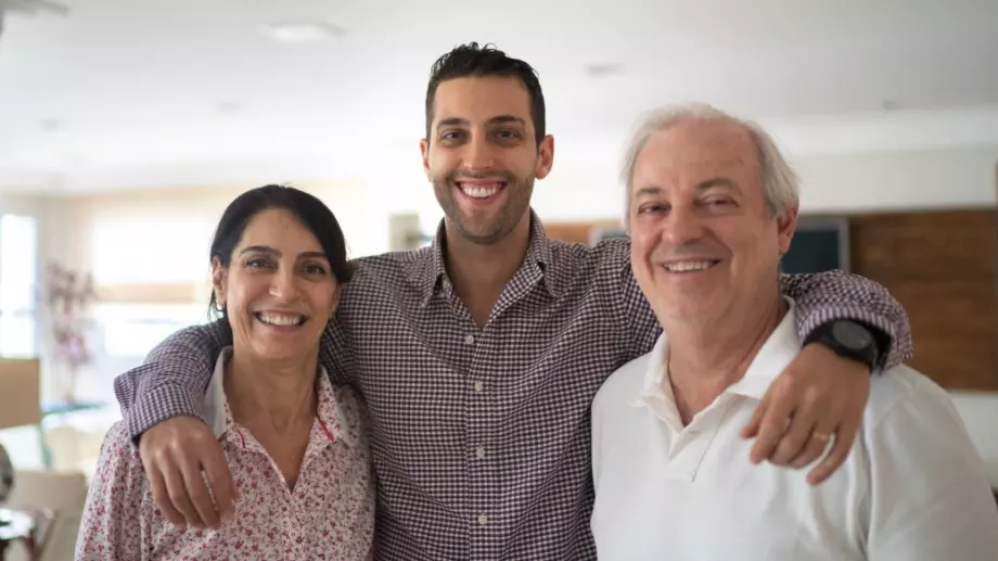 Виц на деня: Семейство Иванови търсят жена на сина си 