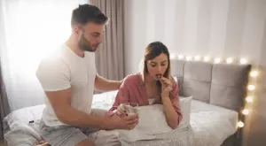 Виц на деня: Мъж лекува махмурлука на жена си