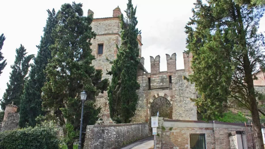 Мечтали ли сте за своя цитадела? Красивата Италия може да ви я осигури срещу 2 милиона евро