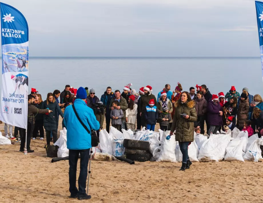 Доброволци, дегизирани като Дядо Коледа ще чистят черноморските плажове в рамките на “Чистата Коледа” 2022