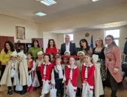 Малки коледари посетиха кмета на Асеновград