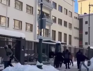 Руснаци хвърлиха чукове в двора на финландското посолство в Москва (ВИДЕО)