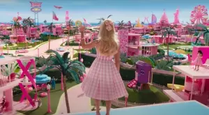 Зад кулисите: Марго Роби показва къщата на Барби (ВИДЕО)