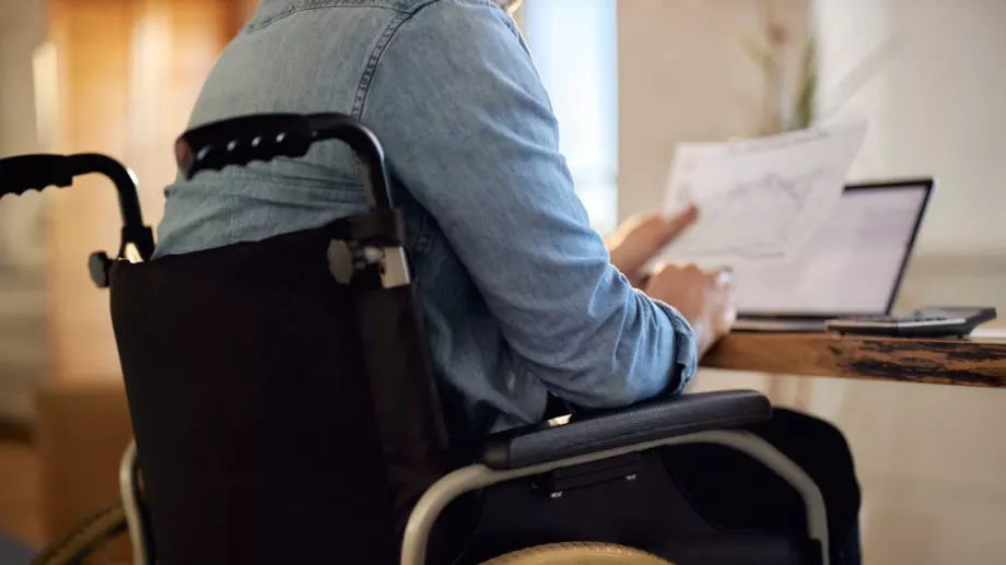 Няма да спират инвалидни пенсии и помощи при изтекъл ТЕЛК