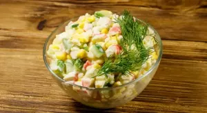 Няма такава вкусотия: Домашна салата с рулца от раци