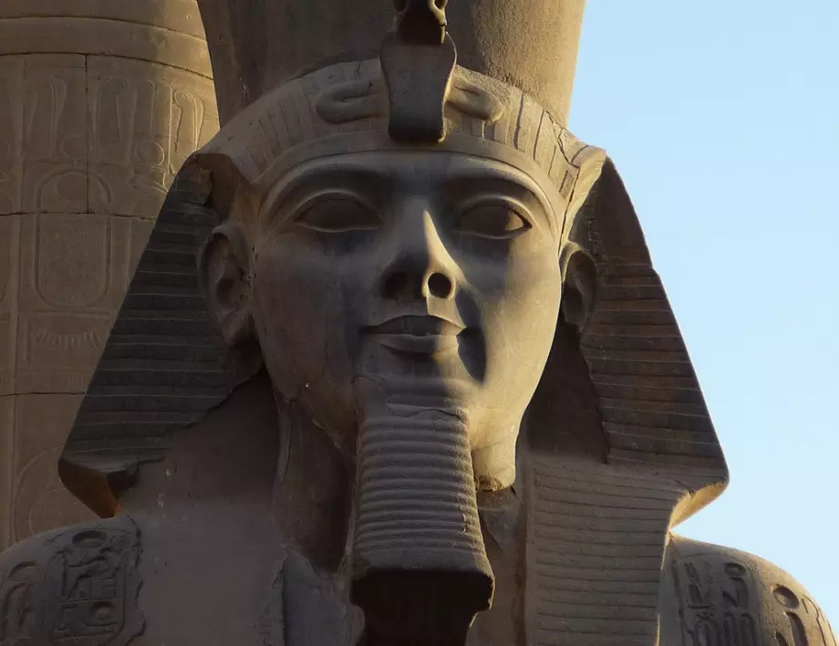 Крадци се отпиха да откраднат 10 тонната статуя на Рамзес II в Египет