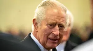 Крал Чарлз III ще носи 10 килограма злато на коронацията утре