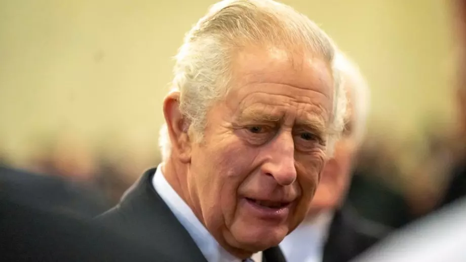 Крал Чарлз III ще носи 10 килограма злато на коронацията утре