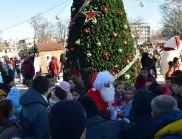 Дядо Коледа раздава подаръци на децата край елхата на площад "Бдинци" във Видин (СНИМКИ)