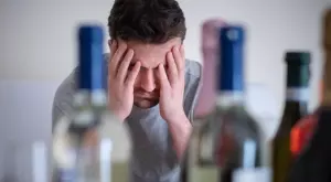 Виц на деня: Пиян допълзява до вкъщи