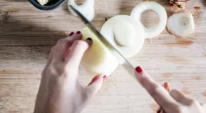 Бабината рецепта с лук и лимон, която лекува кашлица и настинка