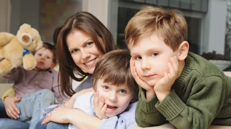 Виц на деня: Майка на 8 деца отива при социалните