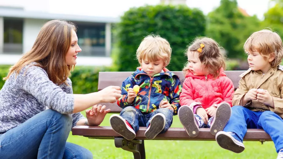 Женски виц за 13 ноември 2023: Жена влиза при гинеколога с цяла тумба деца