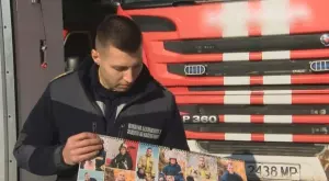 Бургаските пожарникари пуснаха благотворителен календар