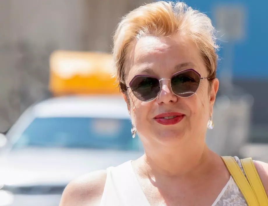 Вижда се, че в Народния театър се провежда зловещ експеримент. Публиката? Или спи, или ръкопляска