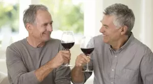 Виц на деня: Българи пият вино и говорят за живота