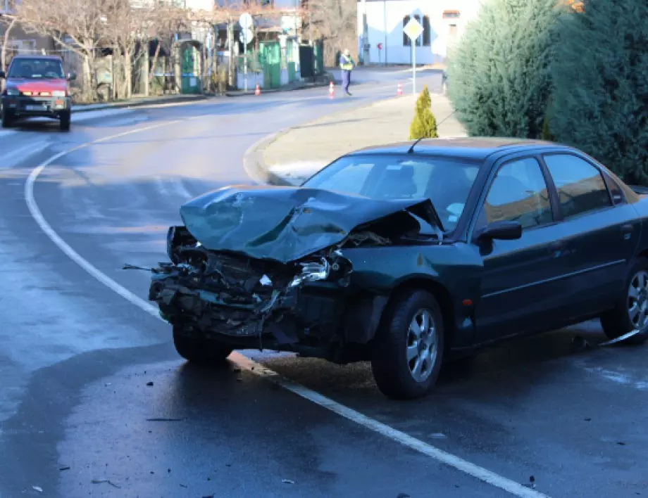 Челен удар заради хлъзгав път в Рила, един е пострадал 