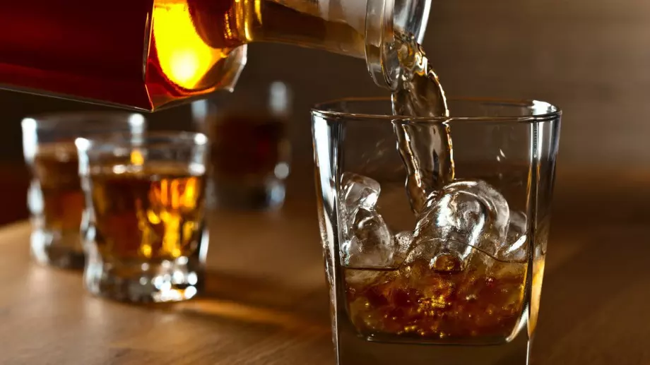 Виц на деня: Вълкът и заекът ходели заедно на кръчма