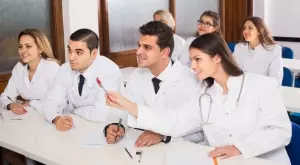 Виц на деня: Професорът, студентката и двойкаджията Любо