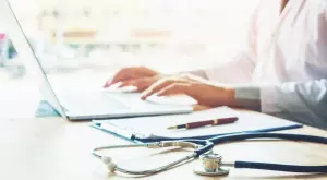 Виц на деня: Жена на преглед при млад доктор