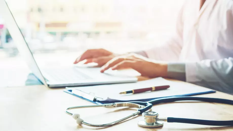 Виц на деня: Жена на преглед при млад доктор