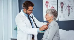 Виц на деня: Баба избягва с писъци от кабинета на млад лекар