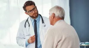 Виц на деня: Лекар говори със стар дядо